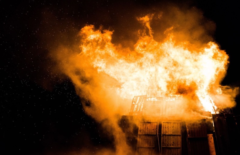 Diduga Tersambar Petir, Tangki Penyimpanan BBM Pertamina Meledak hingga Terbakar