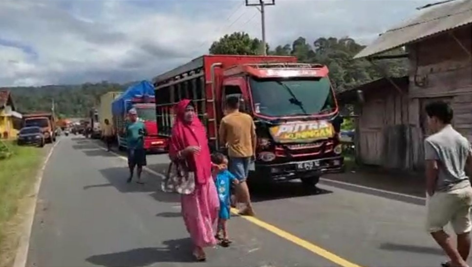Cari Jalur Lain! Macet Panjang di Jalinbar Pesisir Barat-Bengkulu