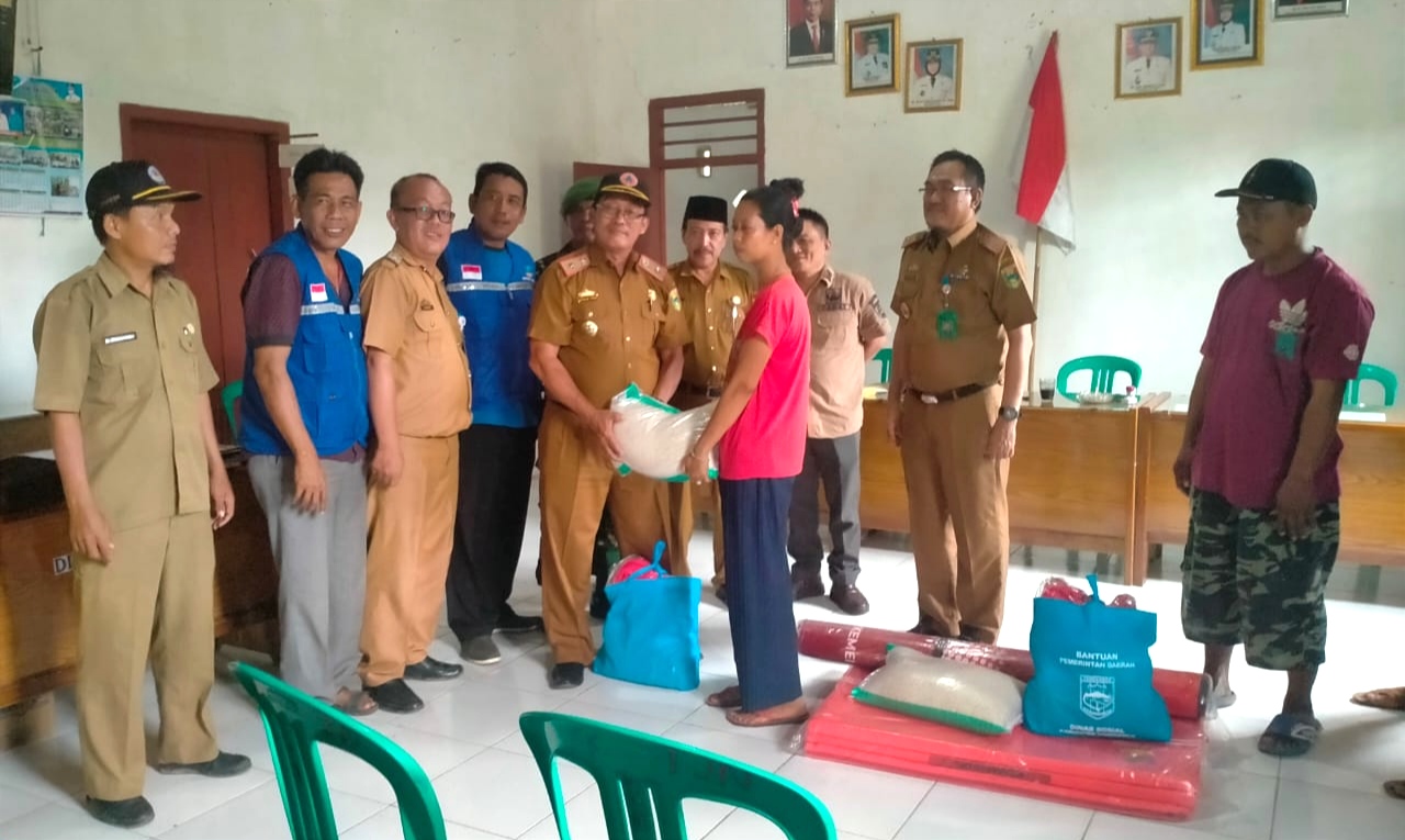 Kepala BPBD Tanggamus Serahkan Bantuan untuk Warga yang Terdampak Puting Beliung