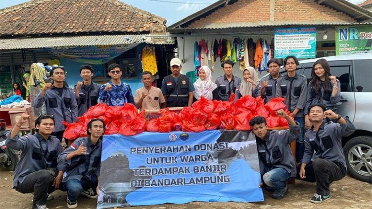 Peduli Korban Banjir, Mahasiswa Teknik Teknokrat Serahkan Sejumlah Bantuan