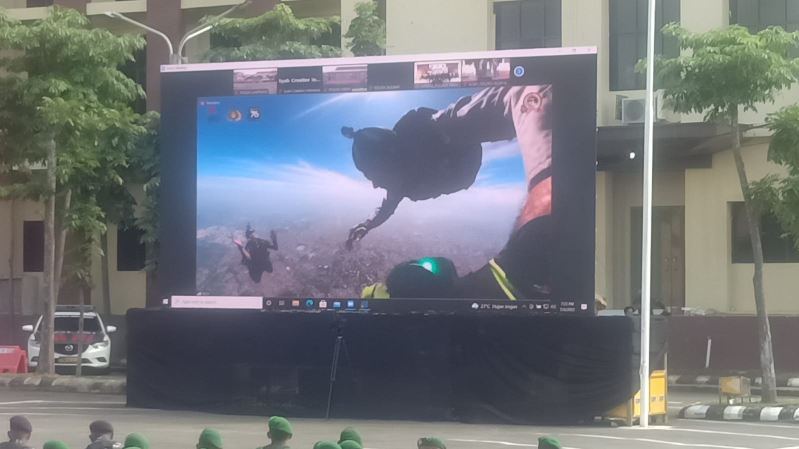 Aksi Terjun Payung dan Fly Pass Meriahkan HUT Ke-76 Bhayangkara