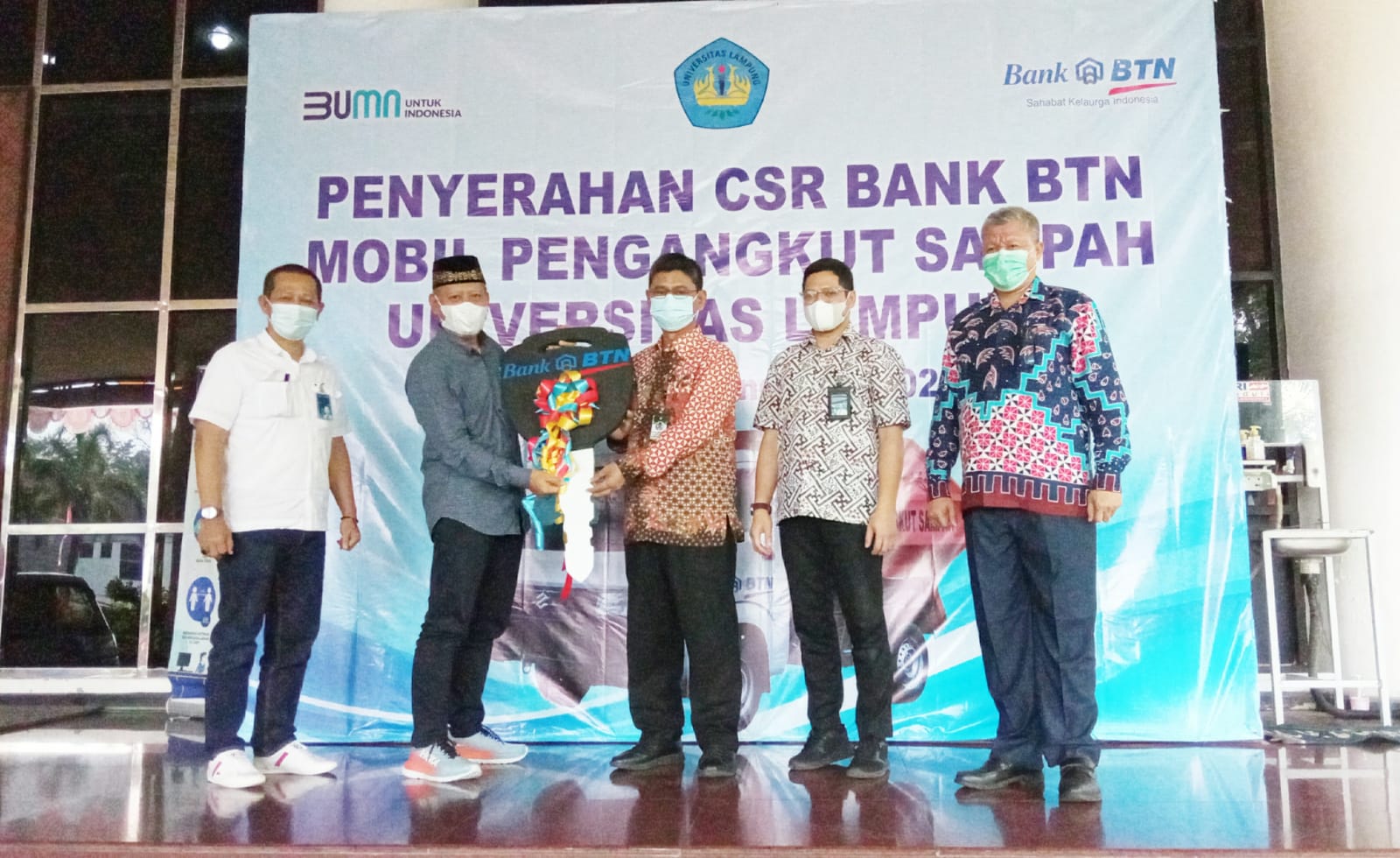Penyerahan CSR Bank BTN Mobil Pengangkut Sampah Universitas Lampung