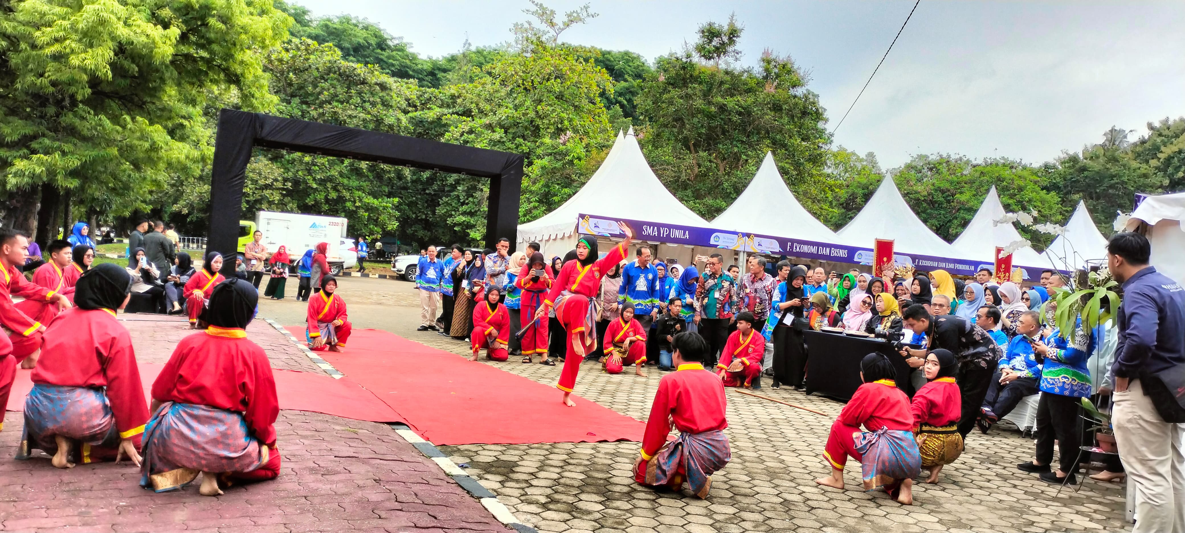 Pementasan Seni Mahasiswa Unila Tampil Memukau Pada Anugerah Be Strong Festival Kebudayaan dan Cinta Tanah Air