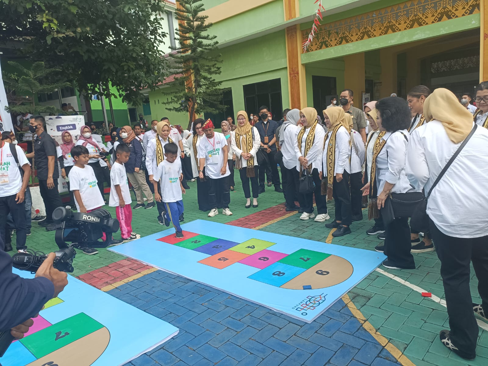 Bersama Anak-anak, Ibu Negara Lakukan Senam Hingga Main Congklak