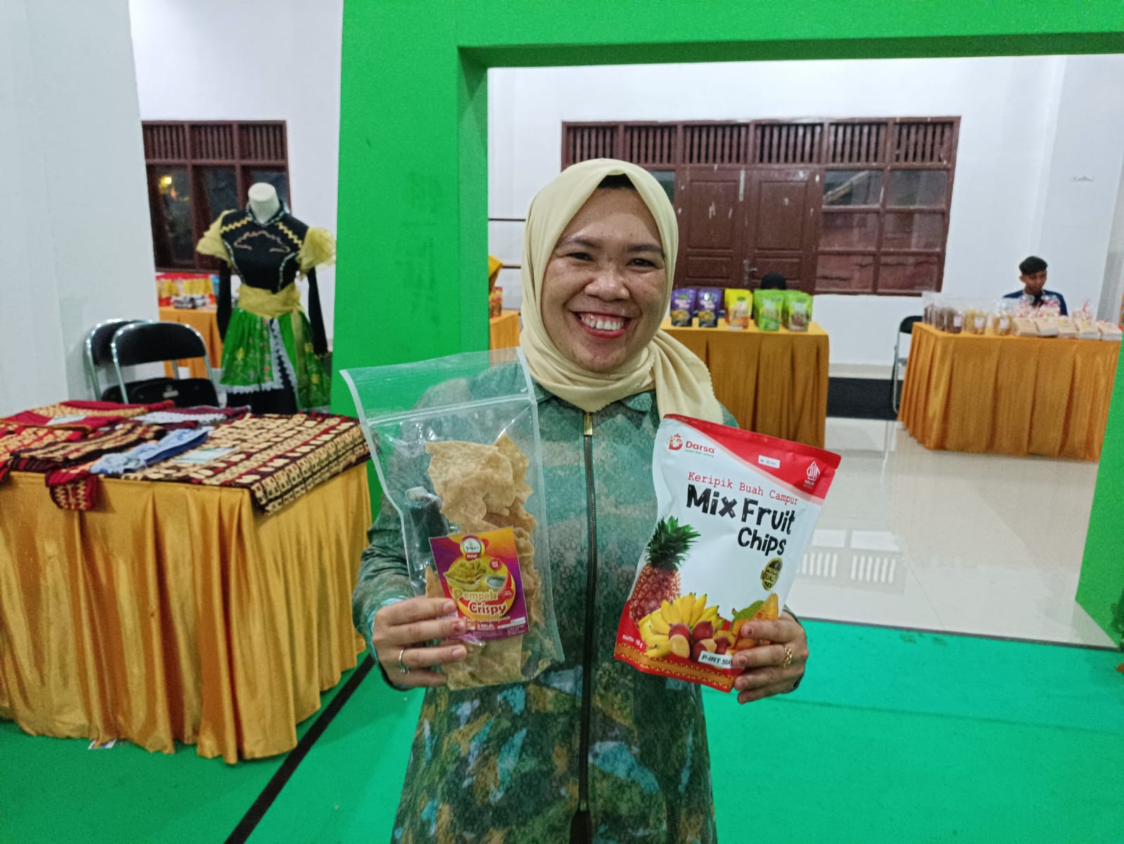 Produk UMKM Anjungan Lamtim Laris Manis Di Buru Pembeli, Pempek Krispi dan Kripik Mix Fruit Andalannya