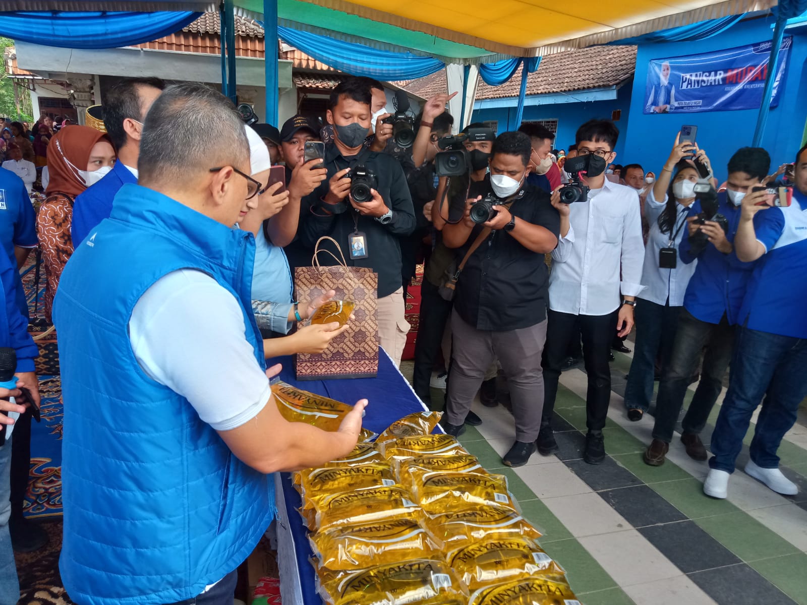 Mendag Zulkifli Hasan Bagikan 2.000 Liter Minyakita secara Gratis di Kelurahan Keteguhan