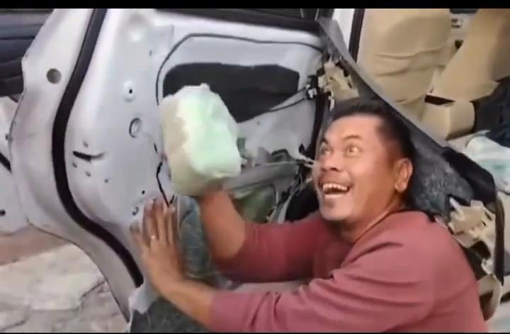 Viral, Polisi Super Bahagia Usai Temukan Sabu 58 Kg di Pintu Mobil