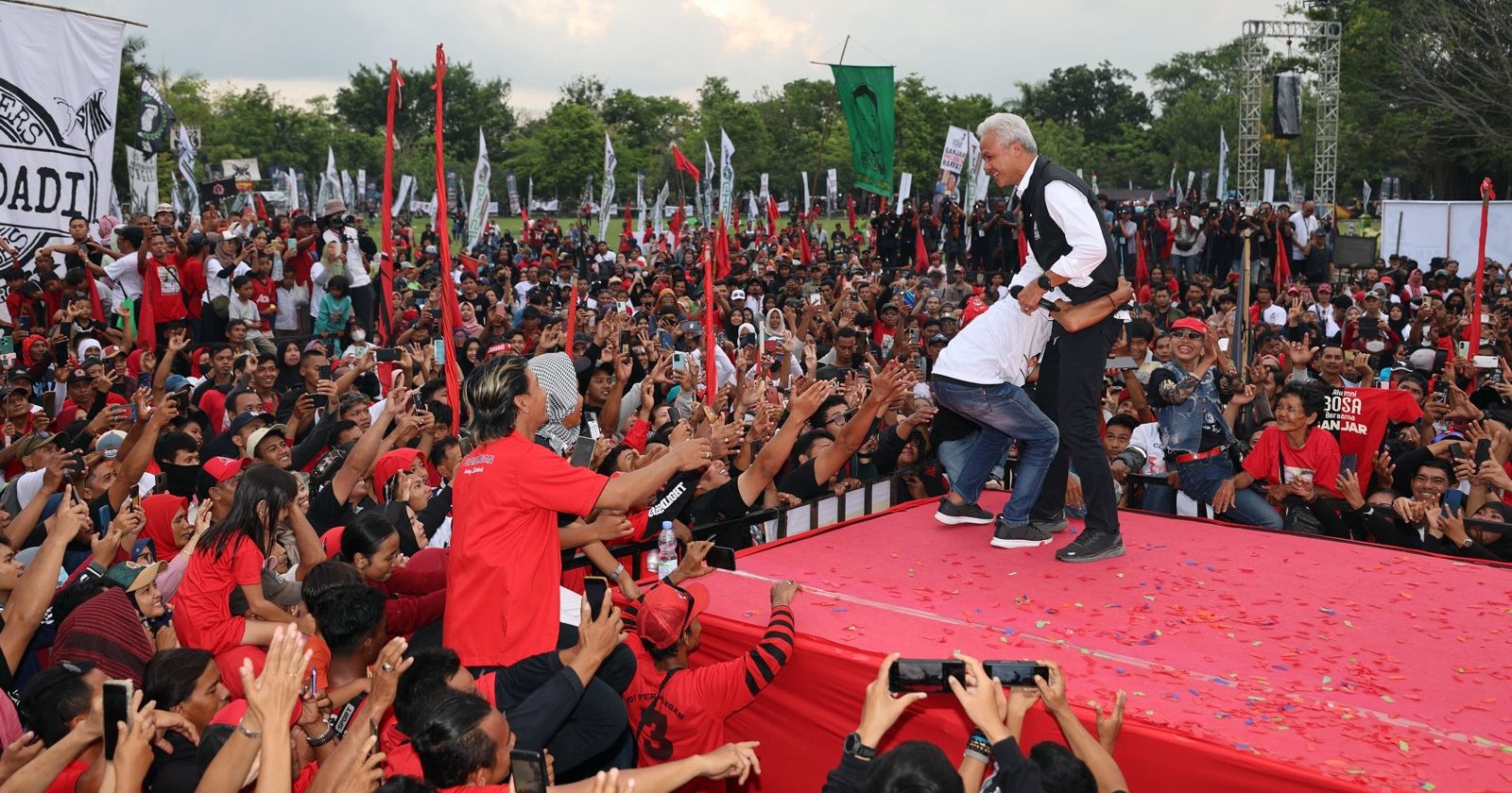 Puluhan Ribu Orang di Hajatan Rakyat Ganjar Pranowo Yogyakarta, Seniman hingga Budayawan Kumpul