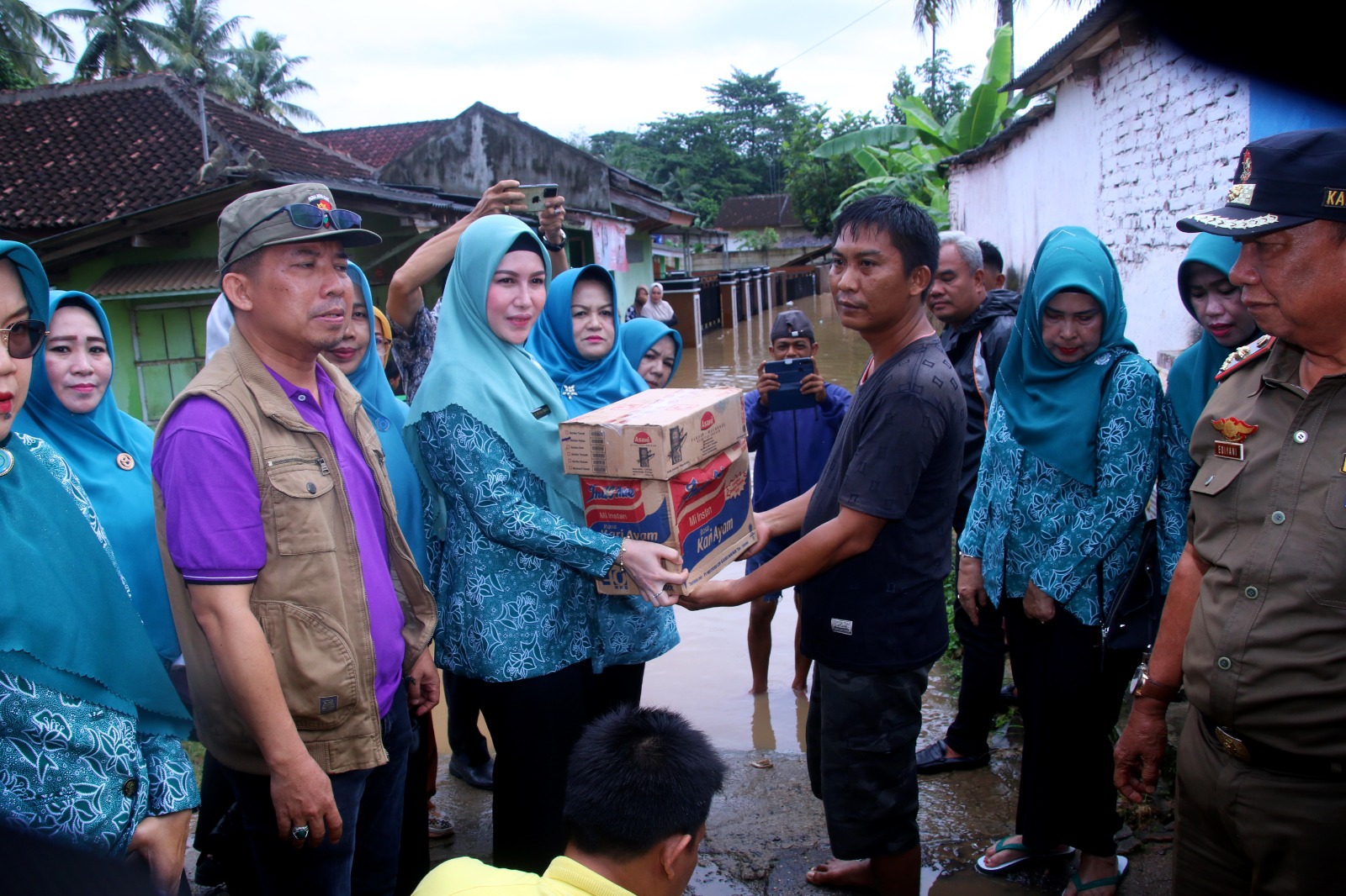 Wakil TP PKK Lampura Bantu Warga Terdampak Banjir
