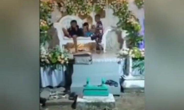 Hii Serem.. Resepsi Pernikahan Ini Digelar di Tengah Kuburan