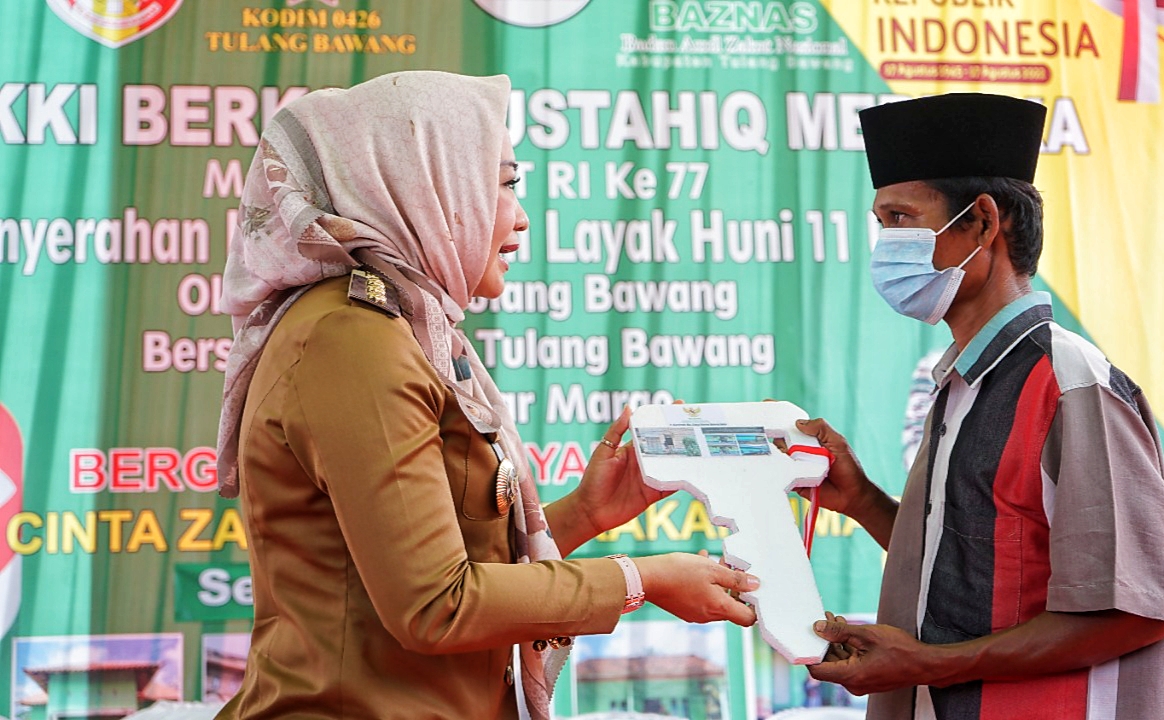 Bupati Winarti Serahkan 11 Kunci Program Bedah Rumah
