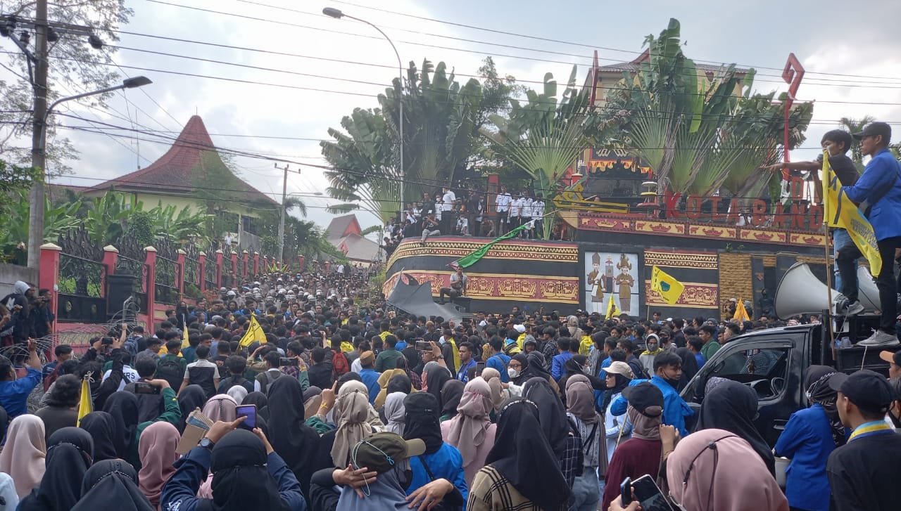 Memanas! Massa Aksi Robohkan Paksa Gerbang DPRD Kota Bandar Lampung