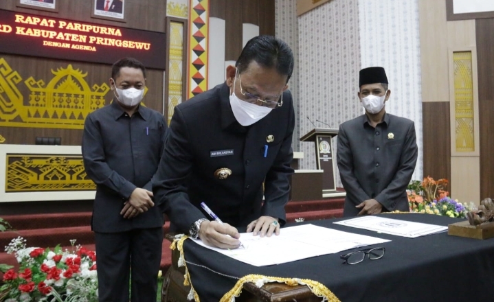 Raperda Pertanggungjawaban Pelaksanaan APBD Pringsewu Disahkan