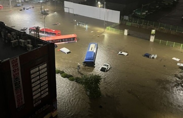 Cuaca Buruk Berujung Banjir Bandang Tenggelamkan Distrik Elit Gangnam dan Distrik Gwanak