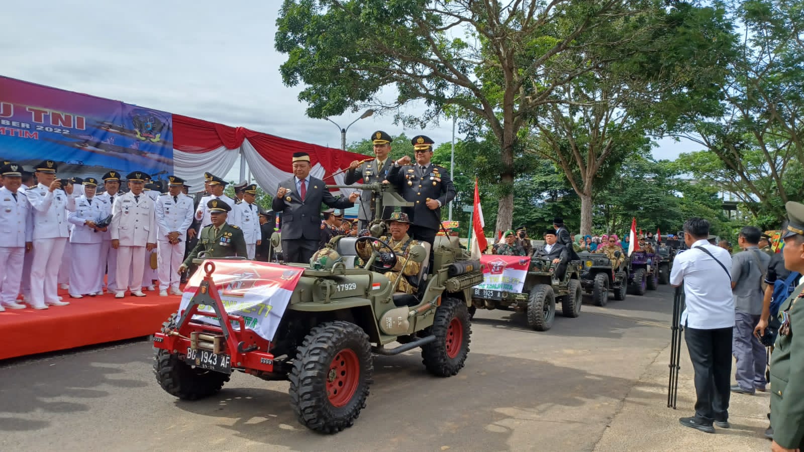 Defile Prajurit Kodim 0429 Meriahkan HUT ke-77 TNI
