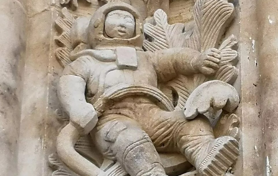 Jadi Bukti Adanya Perjalanan Waktu? Misteri Ukiran Astronot di Gereja Abad 16 Terpecahkan