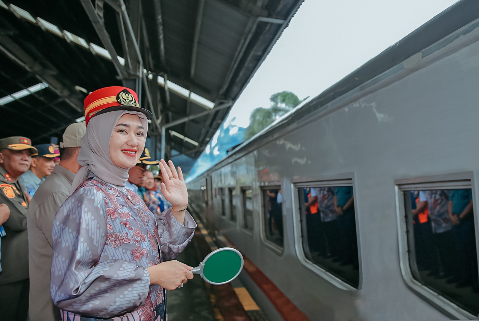 Wagub Jihan Lepas Peserta Mudik Gratis di Stasiun Tanjung Karang