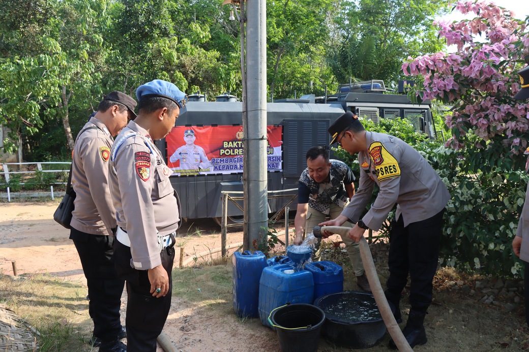 Gunakan Water Cannon, Polres Mesuji Bantu Warga yang Alami Krisis Air Bersih