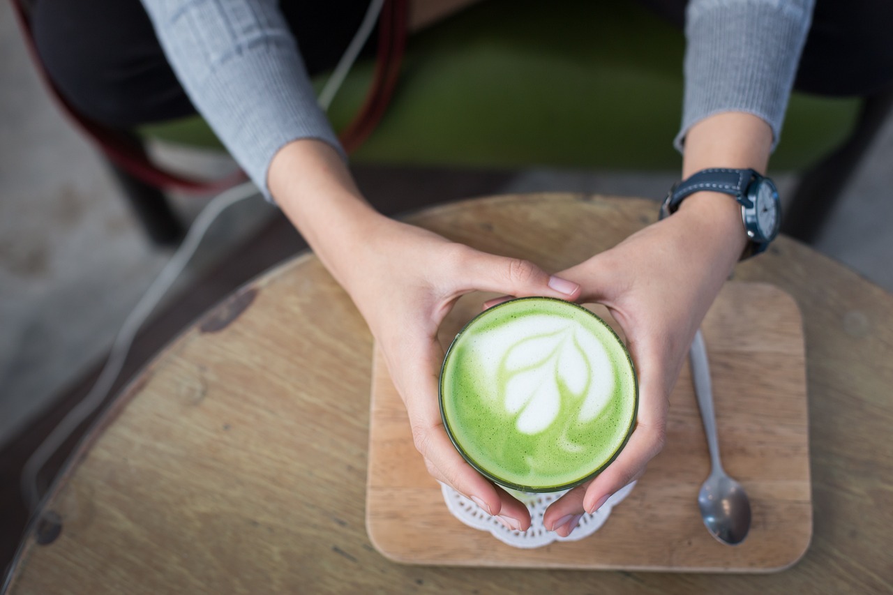 Benarkah Kafein di Matcha Lebih Banyak dari Kopi? Simak Manfaat dan Efek Sampingnya