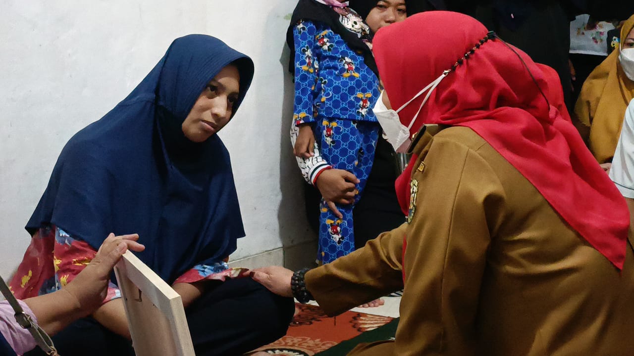 Datangi Kediaman Korban Tertabrak Kereta, Sambil Teteskan Air Mata Eva Dwiana Beri Dukungan Moril ke Keluarga