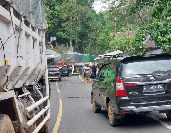 Dua Tiang Listrik Diruas Jalan Liwa Krui Roboh, Arus Lalulintas Tersendat