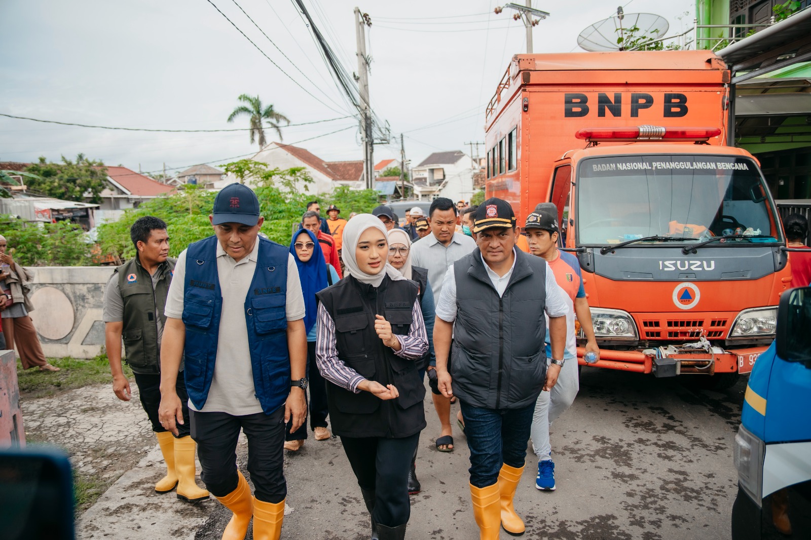 Wagub Tinjau Warga Terdampak Banjir di Way Kandis, Netizen: Duh, Make Up-nya Bikin Gagal Fokus