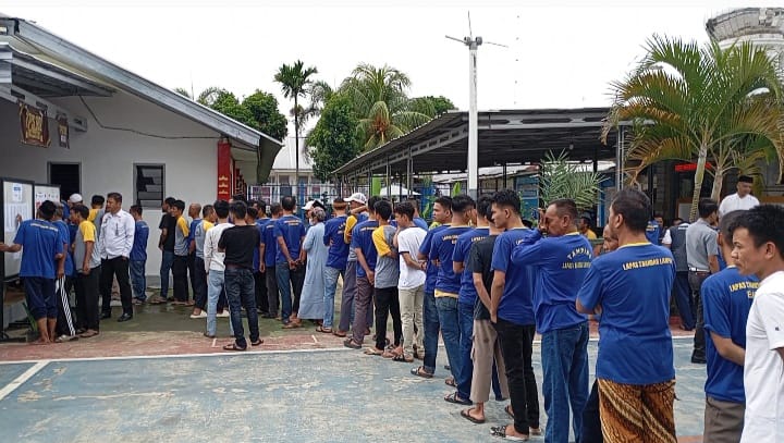 Pilkada Serentak 2024, Ribuan Napi Berbaju Tahanan Tampak Antusias Nyoblos