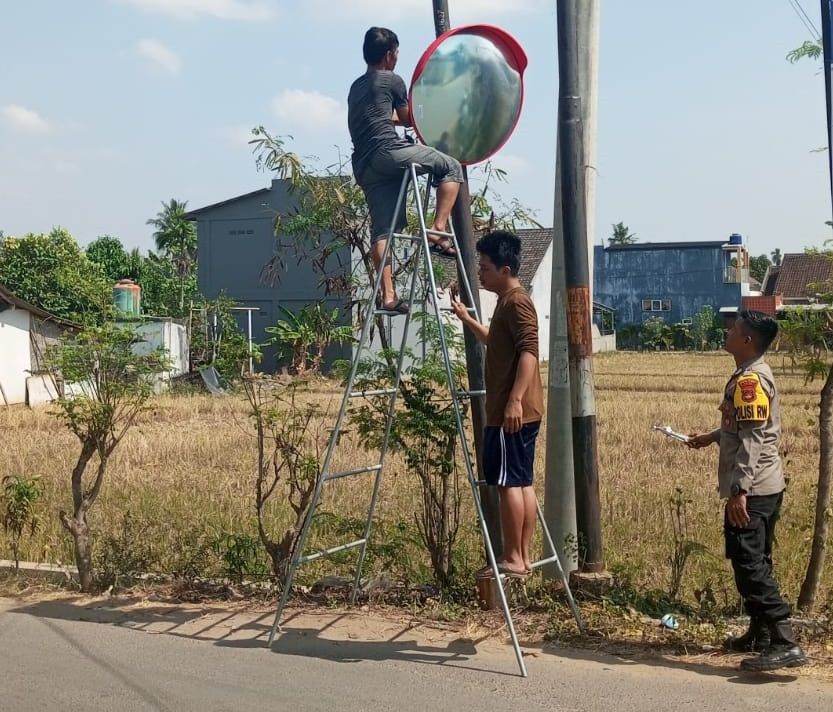 Polres Metro Lampung Pasang Kaca Cembung Tekan Angka Lakalantas