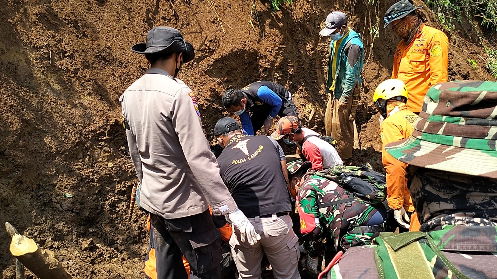 Masya Allah, Ibu dan Anak Korban Tanah Longsor di Lereng Lawang Agung Ditemukan Berpelukan