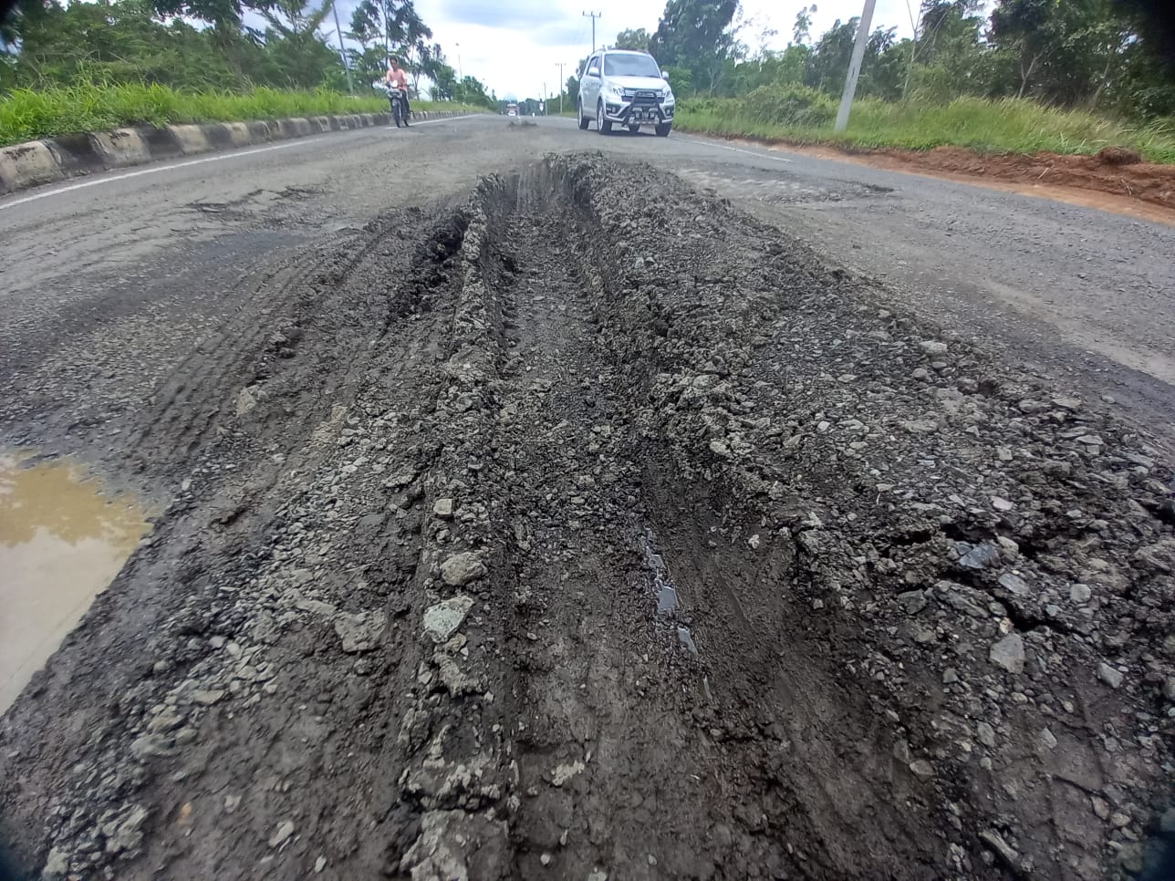 Duh, Jalan Bergelombang di Depan Kampus Itera Sulitkan Pengendara yang Melintas
