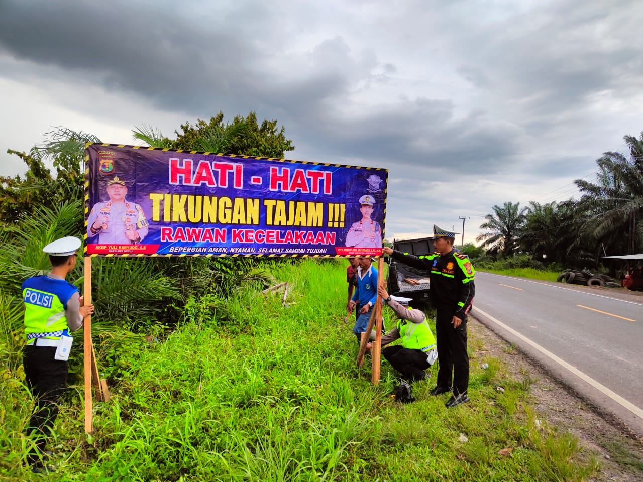 Cegah Lakalantas, Polisi Pasang Spanduk Peringatan