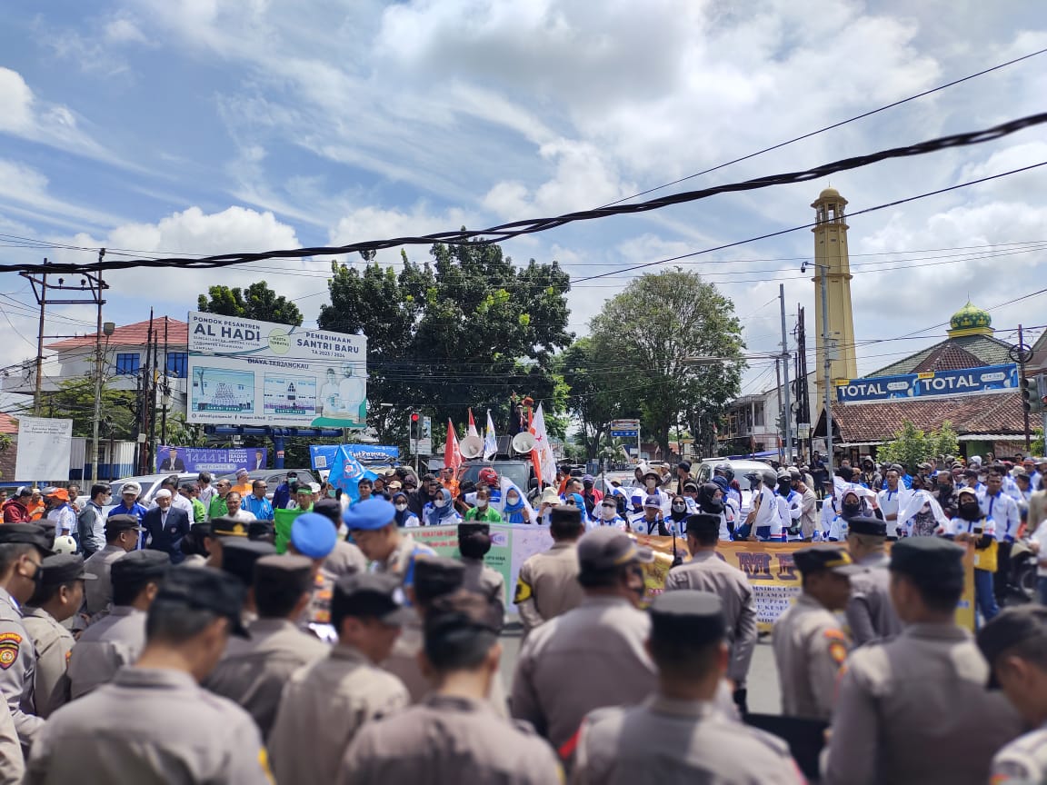 Ratusan Buruh Gelar Aksi di Pemprov Lampung, Tuntutan Utama Hapuskan UU Ciptaker