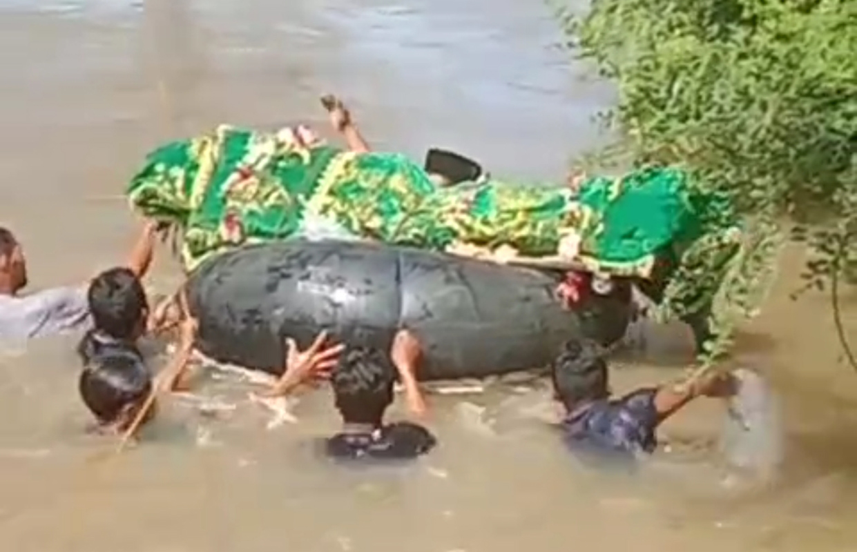 Viral! Ada di Pesisir Barat Lampung, Warga Berenang Bawa Jenazah Menyeberangi Sungai Dengan Ban