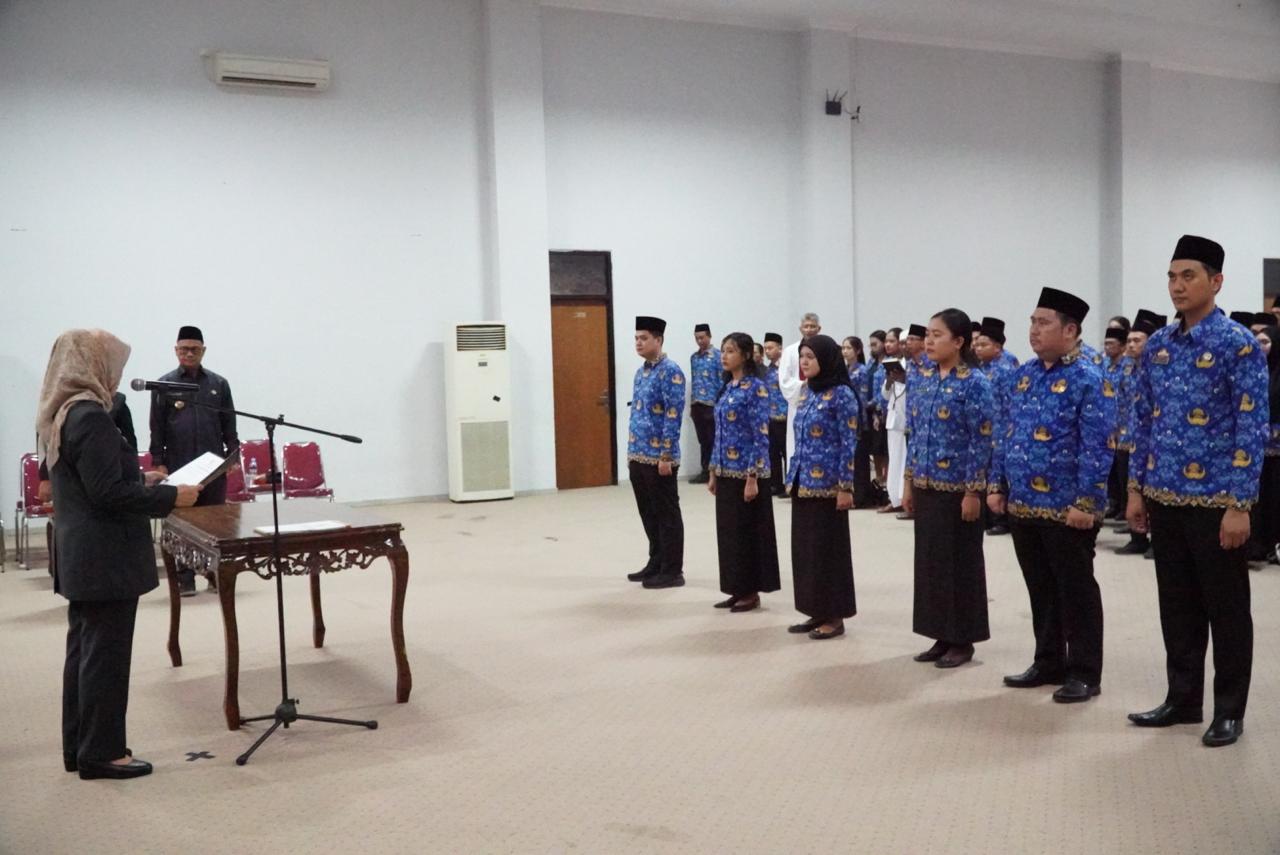 Pj. Sekda Tubaba Lantik Pejabat Fungsional Serta Pengambilan Sumpah Janji PNS