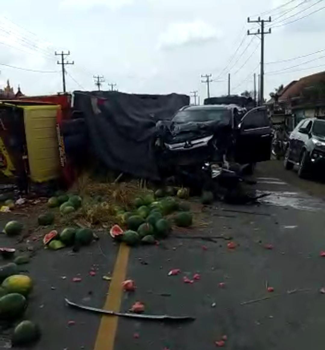 Brakkk, Truk Semangka vs Pajero di Tulang Bawang Sama-sama Ringsek