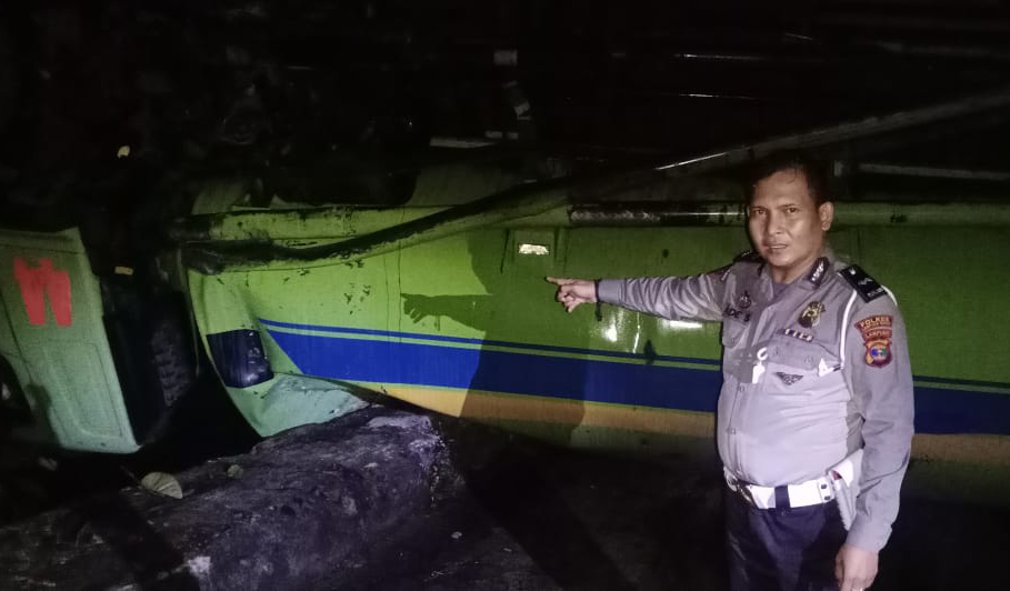 Jalan Licin Sebabkan Truk Pengangkut CPO Terbalik di Jalinbar Pesisir Barat