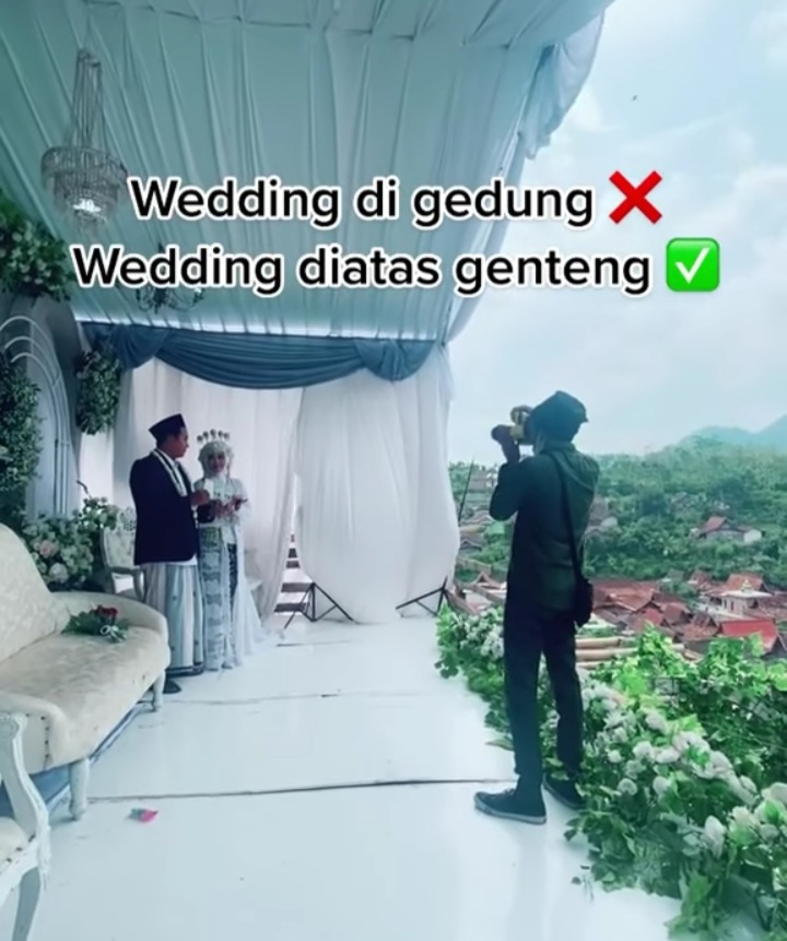 Beda dari yang Lain! Pengantin Ini Gelar Resepsi di Atas Genting Rumah, Mau Coba?
