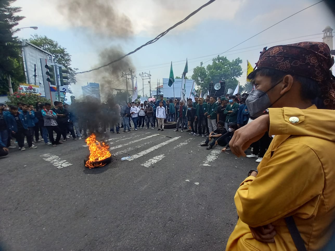 Sempat Rusuh, Mahasiswa Coba Dorong Kawat Barier Polisi di Demo Tolak Kenaikan Harga BBM