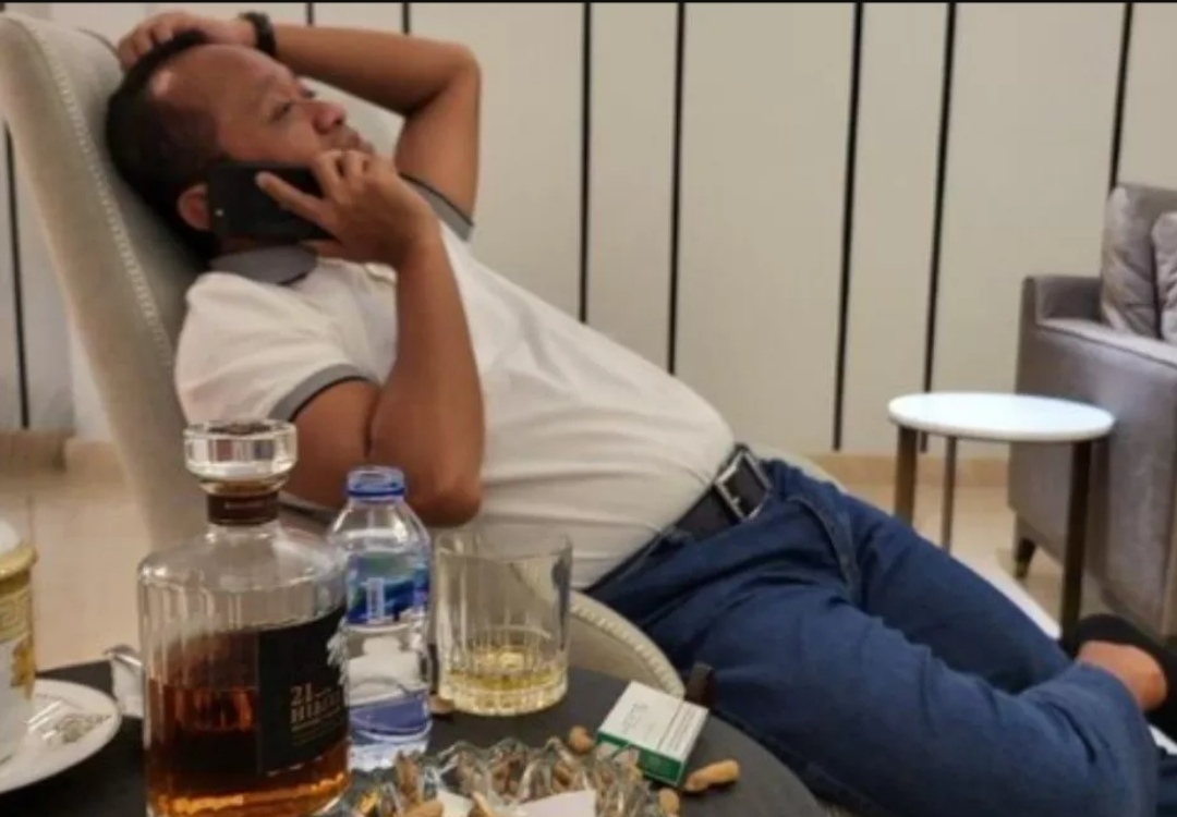 Heboh Foto Mirip Bahlil Di Samping Botol Minuman Seharga Motor, Refly Harun: Harus Ada Etika Kenegaraan!