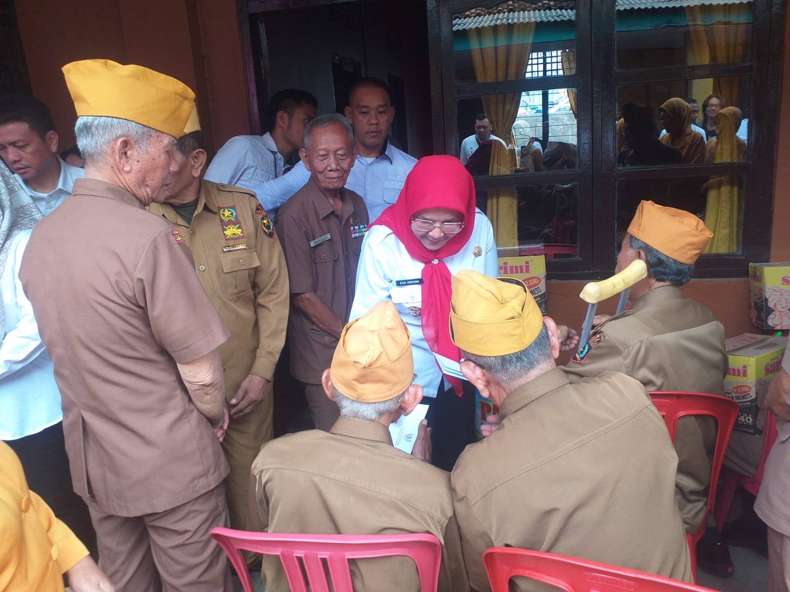 Masih Peringati Hari Pahlawan, Wali Kota Kunjungi dan Berikan Bingkisan Kepada Puluhan Veteran