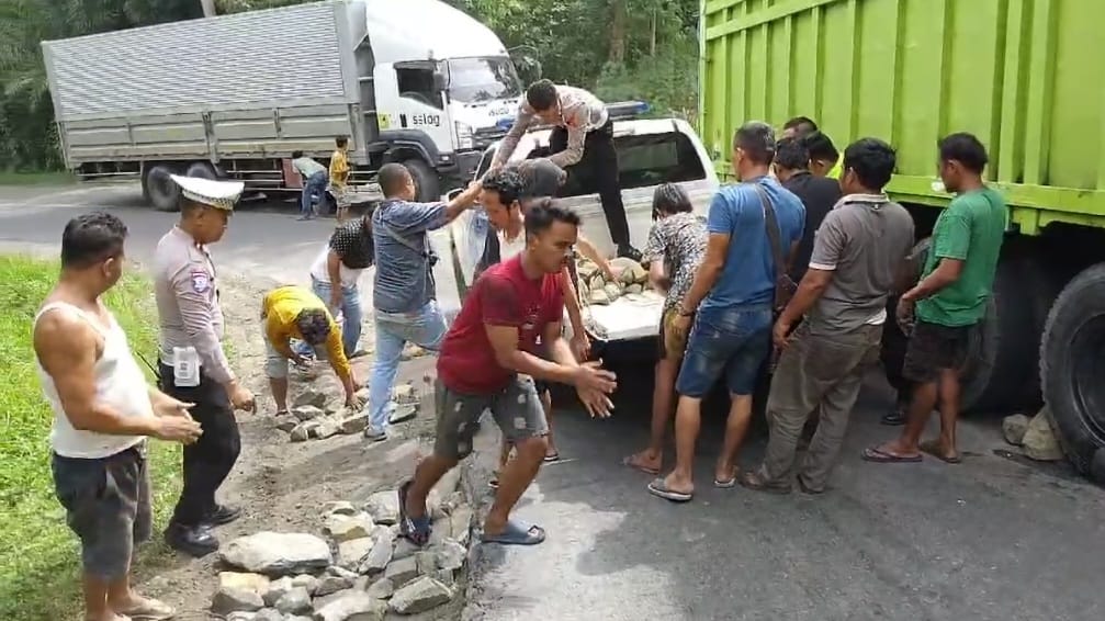 Satlantas Polres Tanggamus Bersama Warga Membuat Jalan Sementara di Tanjakan Sedayu untuk Atasi Kemacetan