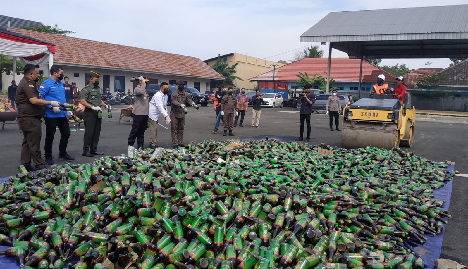 Kejari Bandar Lampung Musnahkan Barang Bukti, Ribuan Botol Jamu Hancur Digilas