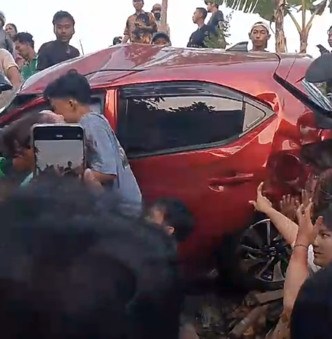 Mobil Terseret 30 Meter, Dua Orang Luka Berat Akibat Menerobos Perlintasan Kereta Api di Bandar Lampung