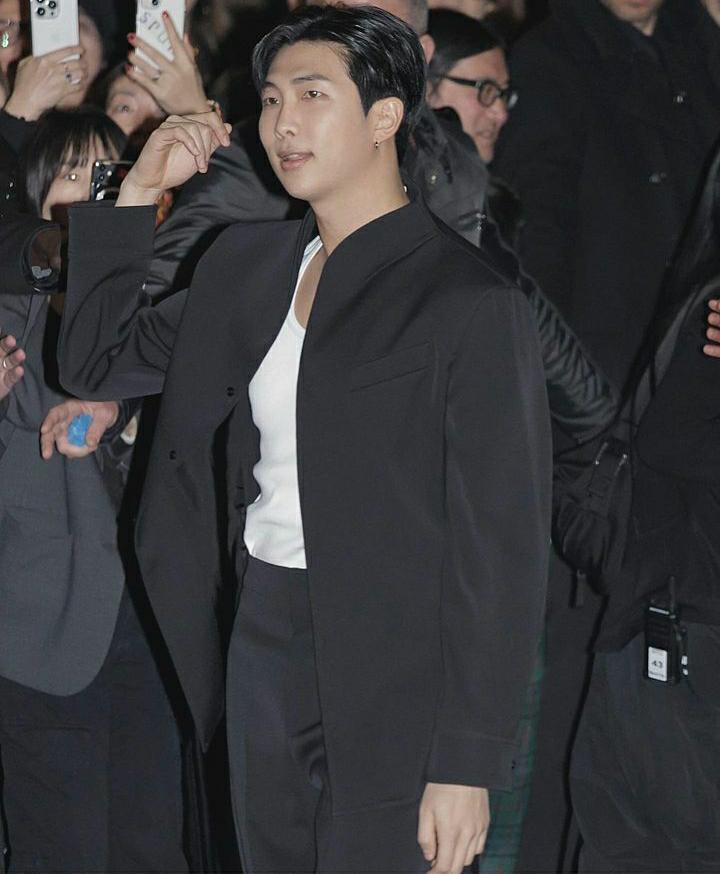 Hadiri Bottega Veneta Milan Fashion Week, RM BTS Tampil Keren Dengan Kaos Oblong Harga Jutaan