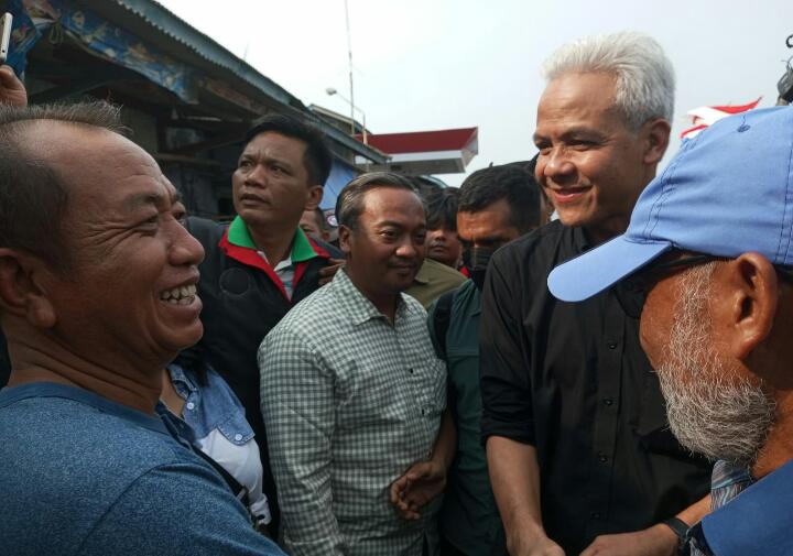 Sambil Makan Siang, Ganjar Pranowo Tampung Curhatan Nelayan Lempasing
