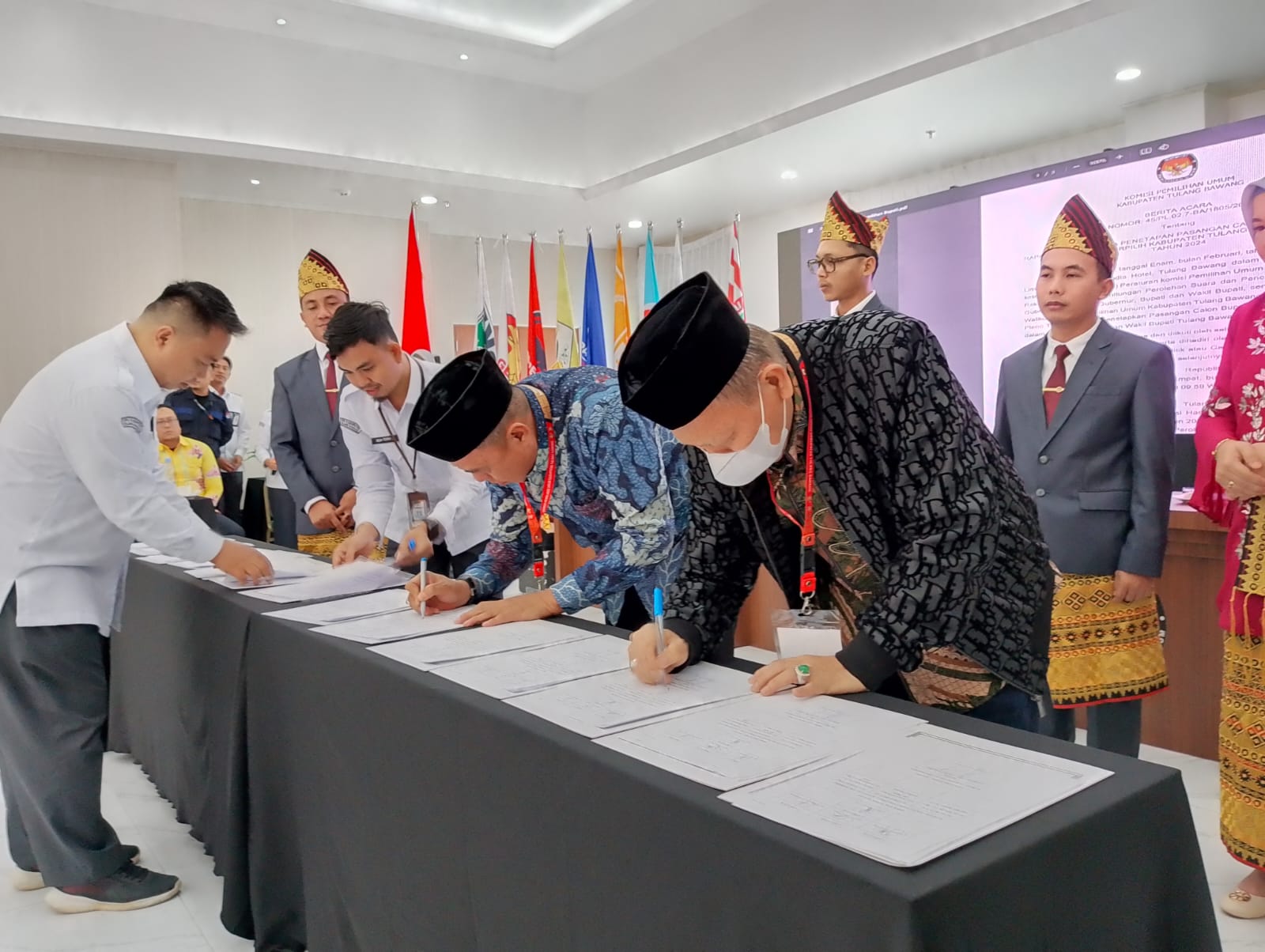 KPU Tulang Bawang Rapat Pleno Penetapan Kada Terpilih, Qudrotul Ikhwan - Hankam Hasan Ajak Masyarakat Bersatu