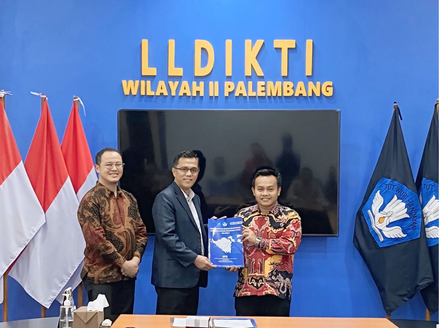 LLDIKTI Wilayah II Serahkan Surat Izin Pembukaan Program Magister Ilmu Komputer UTI