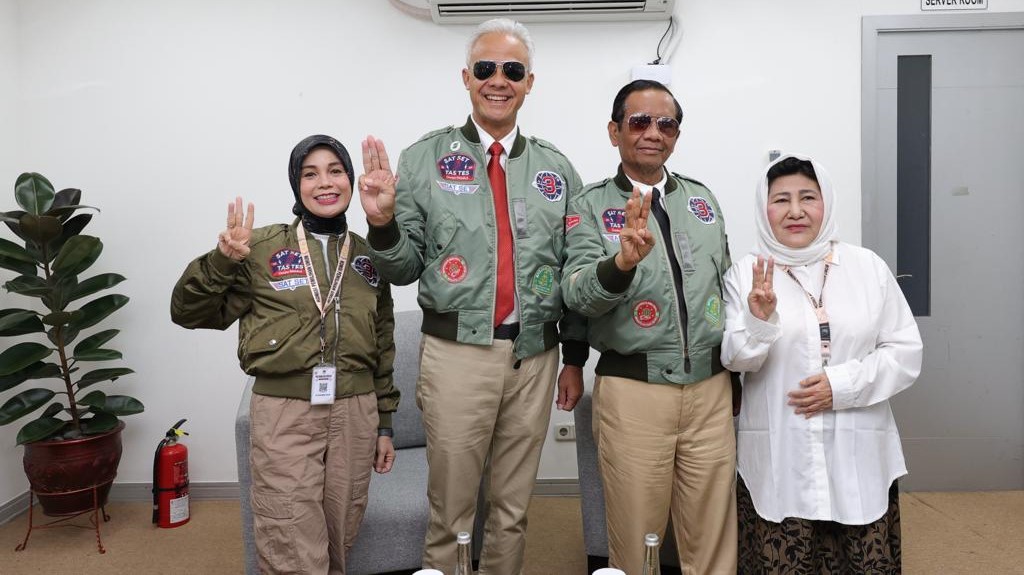 Bikin Salfok, Ganjar Pranowo Mahfud MD Kompak Pakai Jaket Top Gun