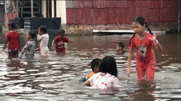 Abaikan Ancaman Penyakit, Banjir Rob Jadi Wahana Bermain Anak-anak