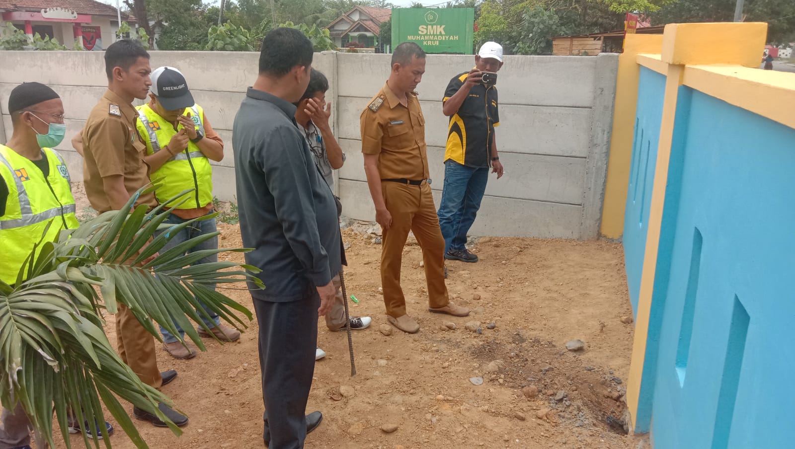 Sidak Proyek Pembangunan Pagar TK Negeri 1 Krui, Komisi II DPRD Pesbar Temukan Kekurangan Volume Pengerjaan